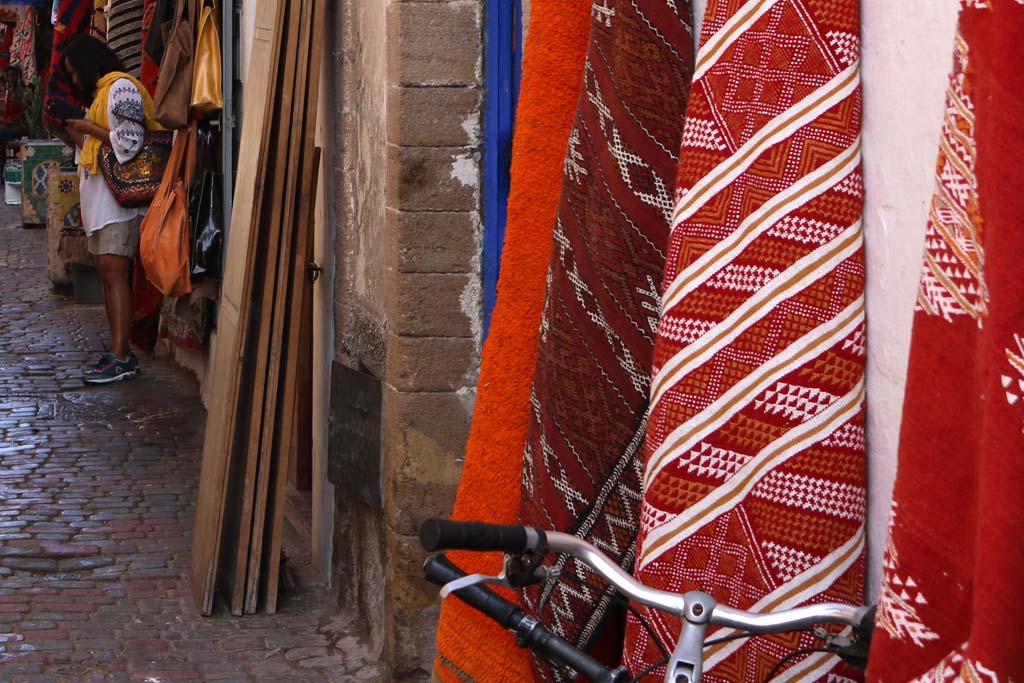 Tapis berbère avec motif colore a Essaouira